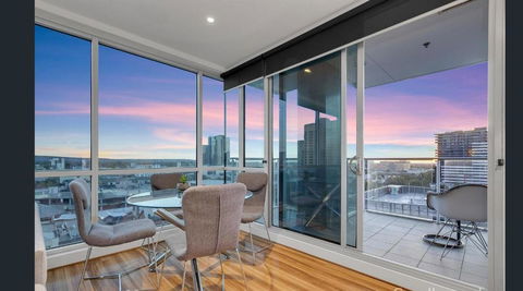 Adelaide Central Skyline Panoramic Suite - New Castle Holiday 2