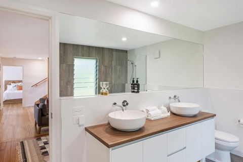 ADS On Collins - 4 Bedroom And Pet Friendly - New Castle Holiday 3