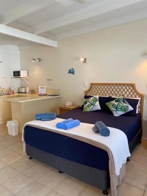 AFFORDABLE ISLAND ESCAPE! Queen Studio, Nelly Bay - New Castle Holiday 1
