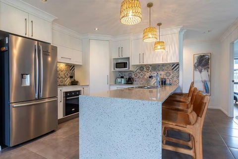 Agnes Retreat - 4 BR - 2 Min Walk To Beach - New Castle Holiday 2