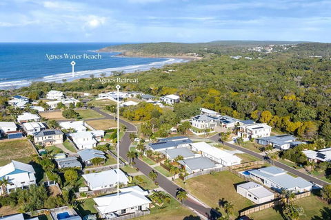 Agnes Retreat - 4 BR - 2 Min Walk To Beach - New Castle Holiday 3