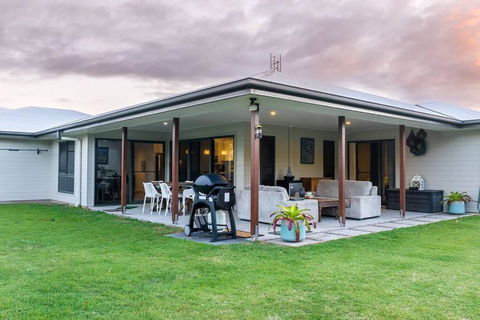Agnes Retreat - 4 BR - 2 Min Walk To Beach - New Castle Holiday 1