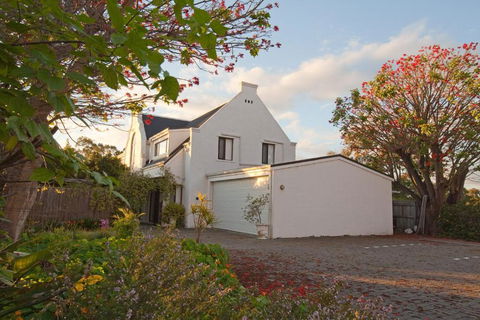 Aarn House B&B Airport Accommodation - New Castle Holiday 3