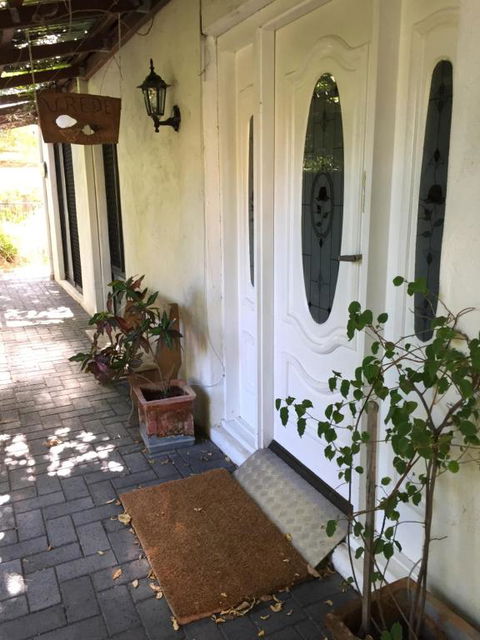 Aarn House B&B Airport Accommodation - New Castle Holiday 0