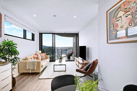 Above Brisbane King Suite With Rooftop Pool Deck - New Castle Holiday 0
