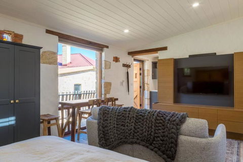 A Romantic Uraidla Studio - New Castle Holiday 1