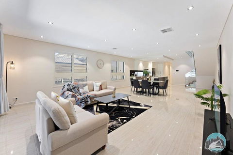 Aircabin - Eastwood - Luxury - 4 Bedrooms House - New Castle Holiday 0