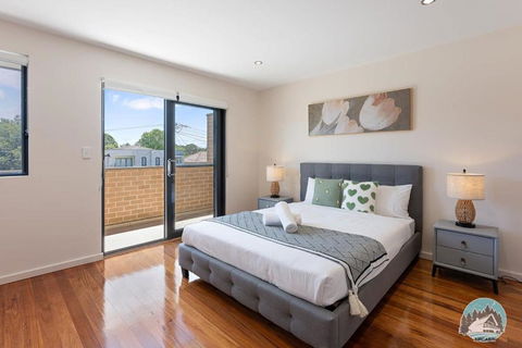 Aircabin - Eastwood - Luxury - 4 Bedrooms House - New Castle Holiday 1