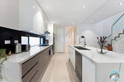 Aircabin - Eastwood - Luxury - 4 Bedrooms House - New Castle Holiday 2