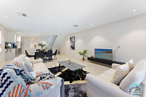 Aircabin - Eastwood - Luxury - 4 Bedrooms House - New Castle Holiday 3