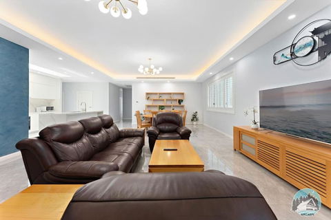 Aircabin - Fairfield - Modern - 6 Bedrooms House - New Castle Holiday 0