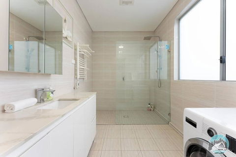 Aircabin - Fairfield - Modern - 6 Bedrooms House - New Castle Holiday 3