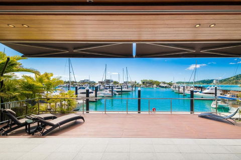Airlie Beach Marina-Front Luxury At 10 The Cove - New Castle Holiday 1