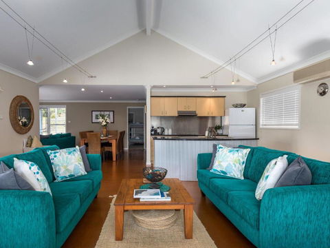 Akarana Beach House By Jervis Bay Rentals - New Castle Holiday 3