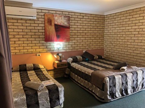 Alamo Motor Inn - New Castle Holiday 2
