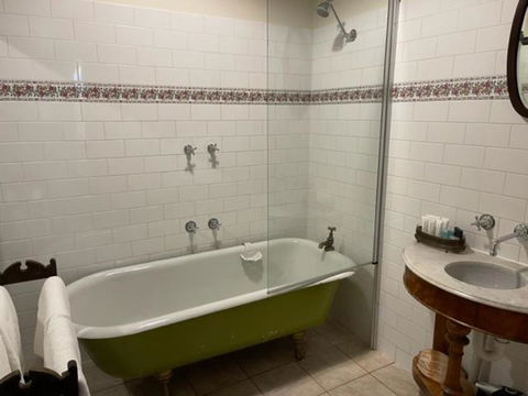 Albert Hotel Daylesford - New Castle Holiday 1