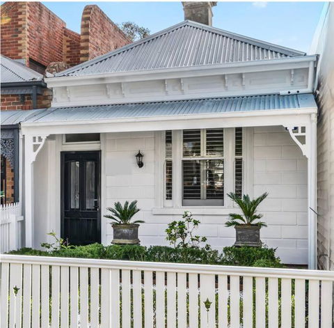 Albert Park Bespoke Brilliance 4Bed 2Bath - New Castle Holiday 0