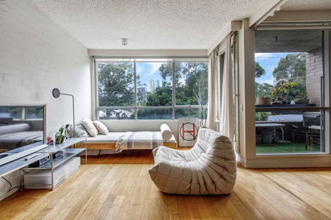 Albert Park Hideaway - A Peaceful Leafy Locale - New Castle Holiday 0