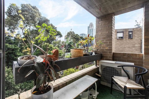 Albert Park Hideaway - A Peaceful Leafy Locale - New Castle Holiday 4