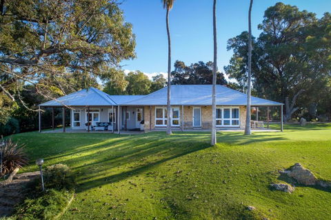 Allandale I Private Properties - New Castle Holiday 0