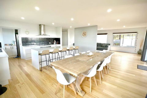 Allawah - 5 Bedroom Luxury Home With A Pool - New Castle Holiday 1
