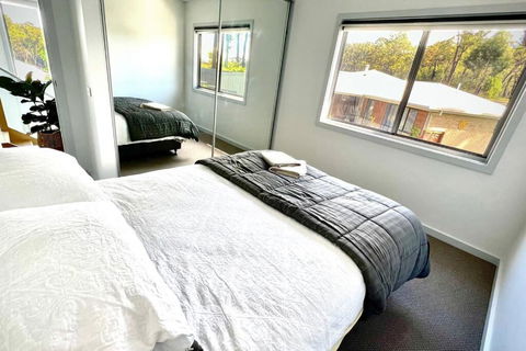 Allawah - 5 Bedroom Luxury Home With A Pool - New Castle Holiday 3