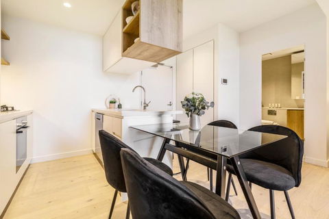Alluring Oasis In The Heart Of South Melbourne - New Castle Holiday 2