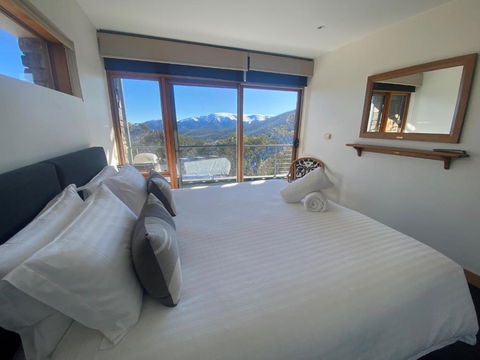 Alpine Woodsmoke Apartments - New Castle Holiday 2