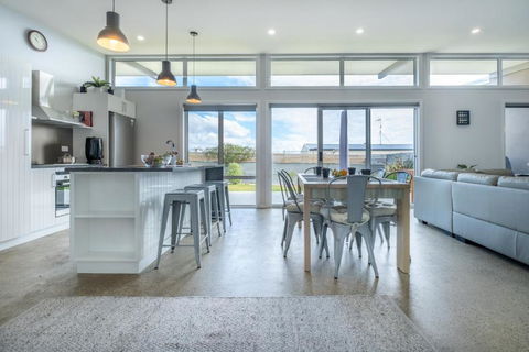 Amaroo 1 - Freycinet Holiday Houses - New Castle Holiday 0