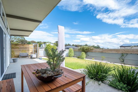 Amaroo 1 - Freycinet Holiday Houses - New Castle Holiday 3