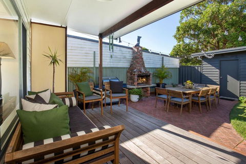 Amaroo - Pet Friendly - 2 Mins Walk To Beach - Outdoor Fireplace - New Castle Holiday 0
