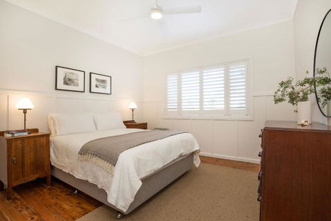 Amaroo - Pet Friendly - 2 Mins Walk To Beach - Outdoor Fireplace - New Castle Holiday 3