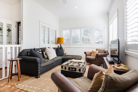 Amaroo - Pet Friendly - 2 Mins Walk To Beach - Outdoor Fireplace - New Castle Holiday 1