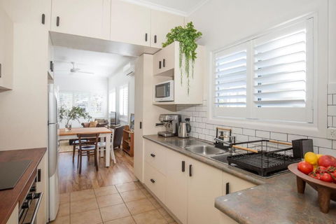 Amaroo - Pet Friendly - 2 Mins Walk To Beach - Outdoor Fireplace - New Castle Holiday 4