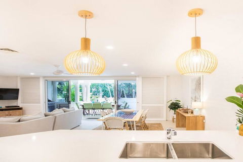 Amaroo Villa - Absolute Beachfront Port Douglas - New Castle Holiday 2