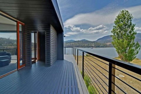 AMAZING 5-Star WATERFRONT RETREAT ON THE RIVERWALK - New Castle Holiday 0
