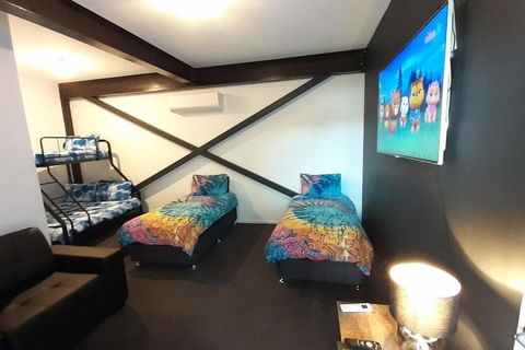 AMAZING 5-Star WATERFRONT RETREAT ON THE RIVERWALK - New Castle Holiday 3