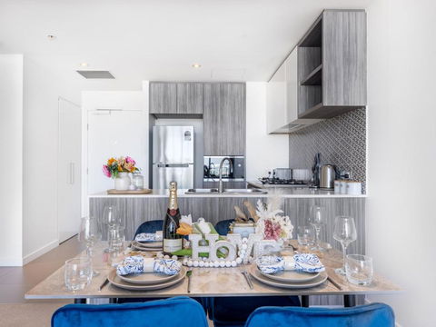 Amazing Cityview Glamourous 2BR Apt W Parkpool - New Castle Holiday 4