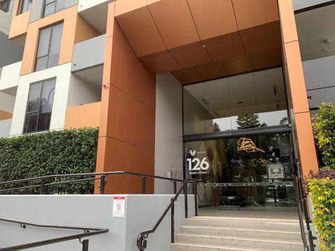 Amazing 1 Bedroom Apt With Large Living & Extra Sleeping Space -up To 5 Ppl Plus Gym Jacuzzi Spa Pool Sauna And Garden With BBQ - New Castle Holiday 3