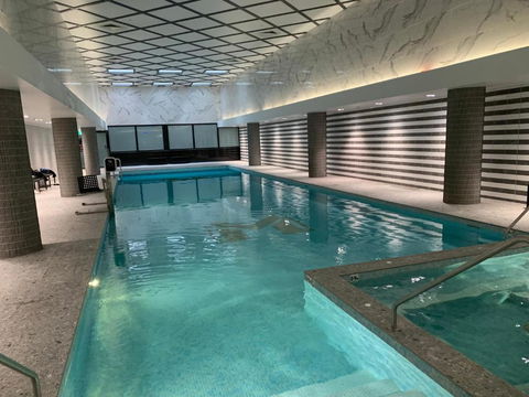 Amazing 1 Bedroom Apt With Large Living & Extra Sleeping Space -up To 5 Ppl Plus Gym Jacuzzi Spa Pool Sauna And Garden With BBQ - New Castle Holiday 2