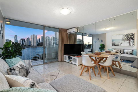 Amazing Water Views Surfers Paradise - New Castle Holiday 2