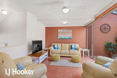 Amazing Waterfront Location - New Castle Holiday 4