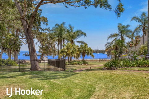 Amazing Waterfront Location - New Castle Holiday 1