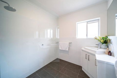 Ambrosia - Designer 3BR WiFi - New Castle Holiday 1