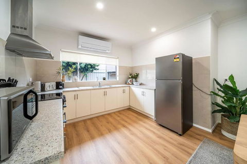 Ambrosia - Designer 3BR WiFi - New Castle Holiday 3