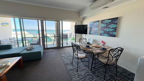 AN OCEAN,BEACHFRONT AND POOL VIEW Apartment 210 - New Castle Holiday 4