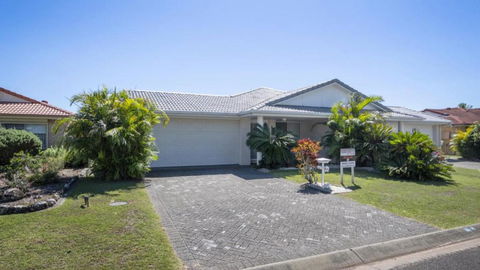 Anchorage Waterfront Unit In Yamba - New Castle Holiday 1