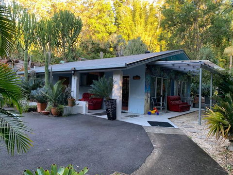 Ancient Gardens Guesthouse & Botanical Gardens - New Castle Holiday 1