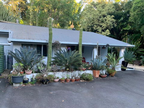 Ancient Gardens Guesthouse & Botanical Gardens - New Castle Holiday 0