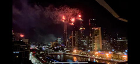 Aura2107, 2 Bedroom Apartment With Balcony, Stunning Yarra River And City Views - New Castle Holiday 3